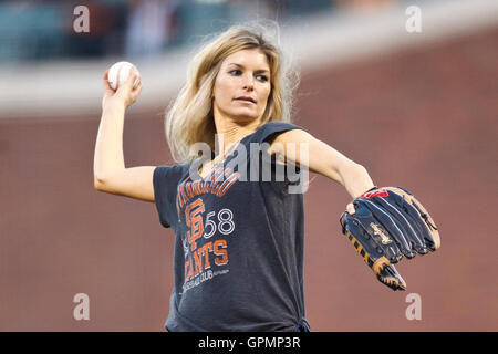 15 septembre, 2010 ; San Francisco, CA, USA ; Marisa Miller lance l'ouverture terrain avant le match entre les Giants de San Francisco et Les Dodgers de Los Angeles à AT&T Park. Banque D'Images