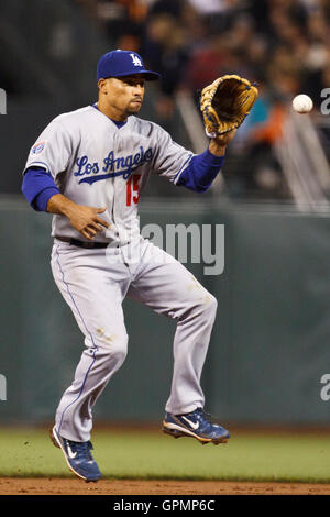 15 septembre, 2010 ; San Francisco, CA, USA ; Los Angeles Dodgers l'arrêt-court Rafael Furcal (15) Les champs d'une balle sur le sol de bat le voltigeur des Giants de San Francisco Eugenio Velez (pas sur la photo) au cours de la troisième manche à AT&T Park. Banque D'Images