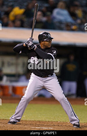 21 septembre, 2010 ; Oakland, CA, USA ; Chicago White Sox droit fielder Andruw Jones (25) à la batte contre les Athletics d'Oakland au cours de la neuvième manche au Oakland-Alameda County Coliseum. Oakland Chicago 7-2 défait. Banque D'Images