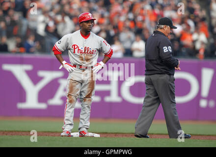 Le 20 octobre 2010, San Francisco, CA, USA ; Philadelphia Phillies shortstop Jimmy Rollins (gauche) réagit après avoir été pris à voler la deuxième base en face du juge-arbitre MLB Tom Hallion (20) au cours de la deuxième manche dans le jeu de quatre comités de 2010 contre le San Fr Banque D'Images