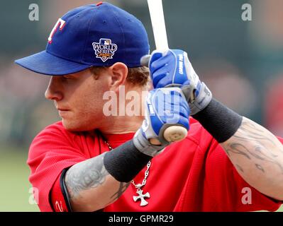 Oct 27, 2010 ; San Francisco, CA, USA ; Texas Rangers voltigeur josh hamilton avant un match de la série mondiale 2010 contre les Giants de San Francisco à at&t park. Banque D'Images