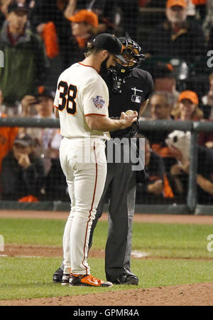 27 octobre, 2010 ; San Francisco, CA, USA ; accueil arbitre John Hirschbeck inspecte un ballon tenu par San Francisco Giants lanceur droitier Brian Wilson (38) au cours de la neuvième manche d'un match de la Série mondiale 2010 contre les Rangers du Texas à AT&T Park. Banque D'Images