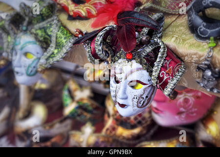 La production en masse de souvenirs en forme de masques de carnaval vénitien vendu dans les rues dans les villes méditerranéennes Banque D'Images