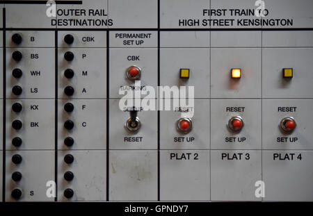 À l'embargo lundi 5 septembre 0001 un panneau de signalisation est éclairé à l'intérieur du cercle et Hammersmith & City line ; cabine signal à la station de métro Edgware Road à Londres. Banque D'Images