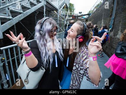 Les gens assistent à une discothèque silencieuse au Camden Locks comme le Canal & River Trust de célébrer la fin d'une période de trois ans et un demi-million de livres Projet de restauration, qui implique le remplacement de huit ensembles de portes, Regents Canal, Londres. Banque D'Images