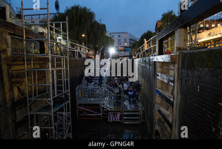 Les gens assistent à une discothèque silencieuse au Camden Locks comme le Canal & River Trust de célébrer la fin d'une période de trois ans et un demi-million de livres Projet de restauration, qui implique le remplacement de huit ensembles de portes, Regents Canal, Londres. Banque D'Images