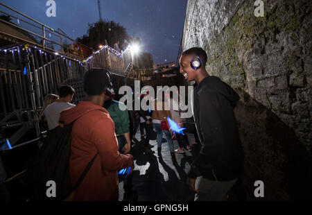 Les gens assistent à une discothèque silencieuse au Camden Locks comme le Canal & River Trust de célébrer la fin d'une période de trois ans et un demi-million de livres Projet de restauration, qui implique le remplacement de huit ensembles de portes, Regents Canal, Londres. Banque D'Images