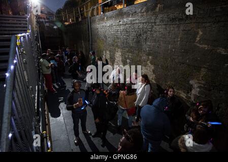 Les gens assistent à une discothèque silencieuse au Camden Locks comme le Canal & River Trust de célébrer la fin d'une période de trois ans et un demi-million de livres Projet de restauration, qui implique le remplacement de huit ensembles de portes, Regents Canal, Londres. Banque D'Images