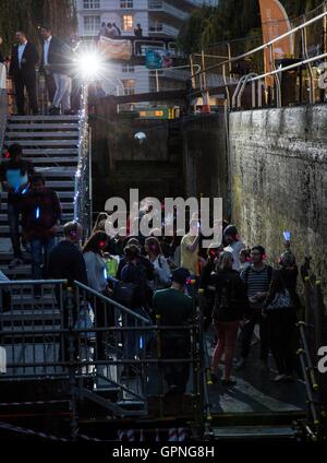 Les gens assistent à une discothèque silencieuse au Camden Locks comme le canal &AMP ; River Trust de célébrer la fin d'une période de trois ans et un demi-million de livres Projet de restauration, qui implique le remplacement de huit ensembles de portes, Regents Canal, Londres. Banque D'Images