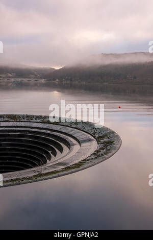 Ladybower Reservoir overflow, matin brumeux, Derbyshire, Angleterre, RU Banque D'Images