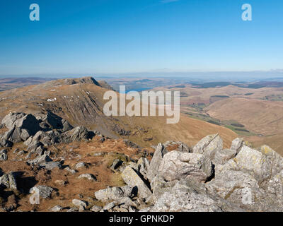 Voir l'ensemble de Ser y Ddafad ddu Aran Benllyn-D et d'un lac lointain Llyn Tegid (Bala) de l'abrie de Snowdonia en gamme d'Aran Banque D'Images