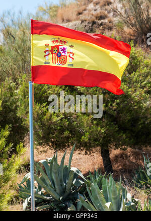 Drapeau espagnol sur un poteau voler contre foi campagne espagnole, se concentrer sur le drapeau. Tourné en extérieur dans l'intérieur de Grenade, Banque D'Images