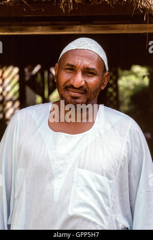 Sadiq Al Mahdi, figure politique et religieux soudanais, dans le jardin de sa maison à Omdurman, années 90. Banque D'Images