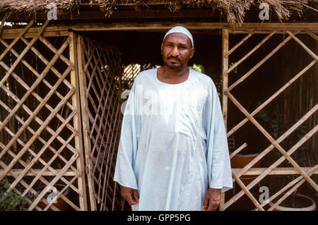 Sadiq Al Mahdi, figure politique et religieux soudanais, dans le jardin de sa maison à Omdurman, années 90. Banque D'Images