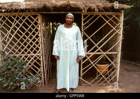 Sadiq Al Mahdi, figure politique et religieux soudanais, dans le jardin de sa maison à Omdurman, années 90. Banque D'Images