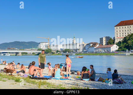 Les gens à la plage de Danube, Vieille Ville, Château, bateau à moteur, à Linz Oberösterreich ,, Haute Autriche, Autriche Banque D'Images