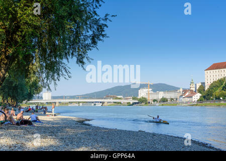 Les gens à la plage de Danube, Vieille Ville, Château, pagayeur à Linz Oberösterreich, ,, Haute Autriche, Autriche Banque D'Images