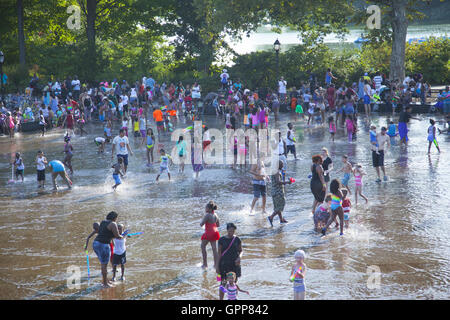 Les enfants comme les adultes se rafraîchir pendant la vague de chaleur de l'été 2016 à l'été au bord du lac au centre LeFrak water park à Prospect Park, Brooklyn, New York. Banque D'Images