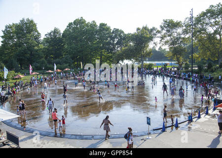 Les enfants comme les adultes se rafraîchir pendant la vague de chaleur de l'été 2016 à l'été au bord du lac au centre LeFrak water park à Prospect Park, Brooklyn, New York. Banque D'Images