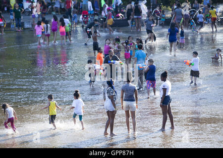 Les enfants comme les adultes se rafraîchir pendant la vague de chaleur de l'été 2016 à l'été au bord du lac au centre LeFrak water park à Prospect Park, Brooklyn, New York. Banque D'Images