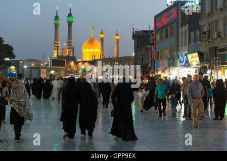 Qom, pèlerins dans la rue Fatima Masumeh de culte (Fātimah ūmah al Ma's, soeur de 'Alī al-Riđā) au crépuscule Banque D'Images