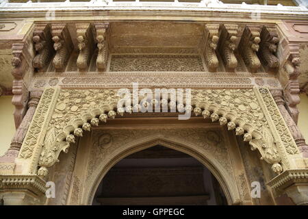 Belle fort Ramnagar aux couleurs de l'architecture détaillée incroyable à Varanasi ou bénarès sarnath près de l'Uttar Pradesh en Inde Banque D'Images