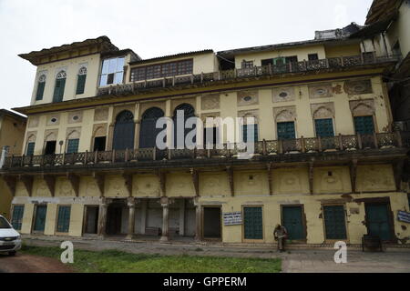 Belle fort Ramnagar aux couleurs de l'architecture détaillée incroyable à Varanasi ou bénarès sarnath près de l'Uttar Pradesh en Inde Banque D'Images