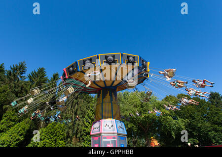 Carrousel à grande vitesse avec les visiteurs du parc au cours d'une balade au parc Walibi. Banque D'Images