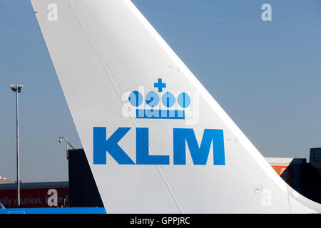 KLM Boeing 747 stationné à l'aéroport de Schiphol, l'aéroport KLM accueil. Banque D'Images