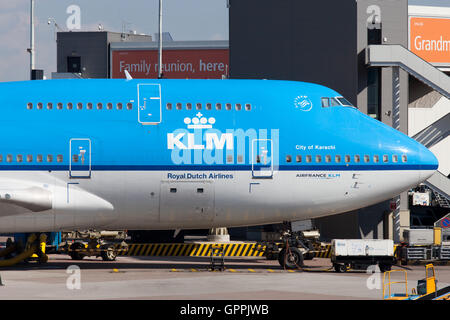 KLM Boeing 747 stationné à l'aéroport de Schiphol, l'aéroport KLM accueil. Banque D'Images