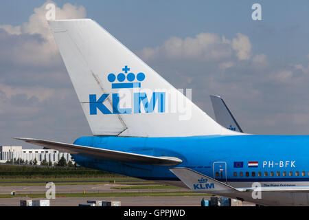 KLM Boeing 747 stationné à l'aéroport de Schiphol, l'aéroport KLM accueil. Banque D'Images