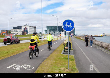 Les cyclistes sur piste cyclable à côté d'équitation manglar lodge piétons avec location signe sur la promenade du bord de mer. Reykjavik, Islande Banque D'Images