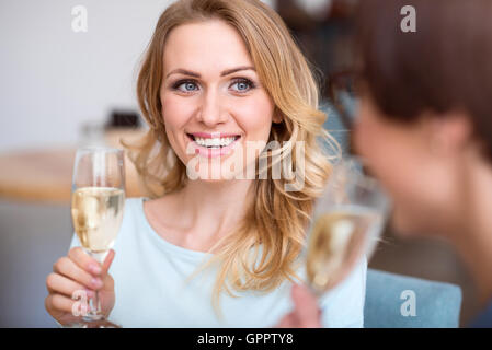 Pretty young woman drinking champagne Banque D'Images