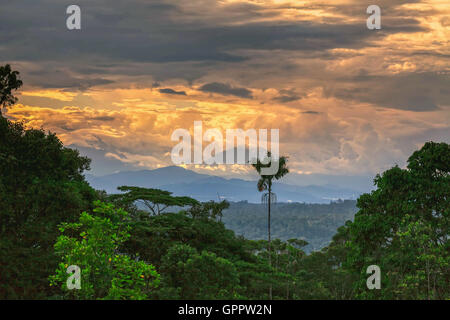 Le Sangay, également connu sous le nom de Macas, Sanagay ou Sangai, volcan de la Jungle, Equateur, Amérique du Sud Banque D'Images