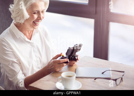 Cheerful woman playing video games Banque D'Images