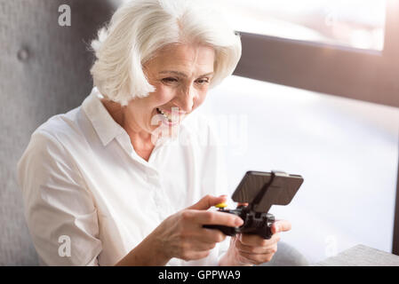 Femme de joie à jouer aux jeux vidéo Banque D'Images