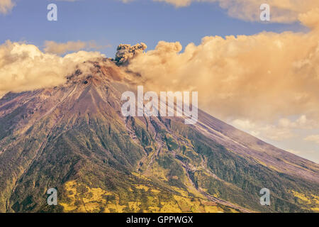 Grand nuage de cendres passant de Tungurahua, Occidental de la Cordillère des Andes de l'Equateur Central, en Amérique du Sud Banque D'Images