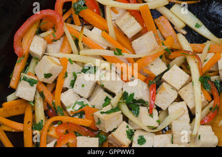 La nourriture végétarienne tofu et légumes dans le wok Banque D'Images