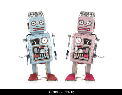 Garçon et fille Retro Tin Robots sur un fond blanc Banque D'Images