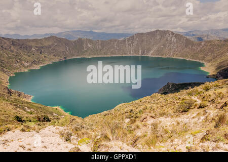 Lac de Quilotoa, Caldera rempli d'eau formée par l'effondrement du volcan, Equateur, Amérique du Sud Banque D'Images