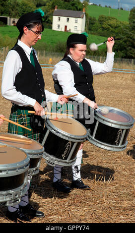 Les femmes batteurs Corduff Pipe Band se produiront au Club Carrickmacross Vintage Field Day charity event Banque D'Images