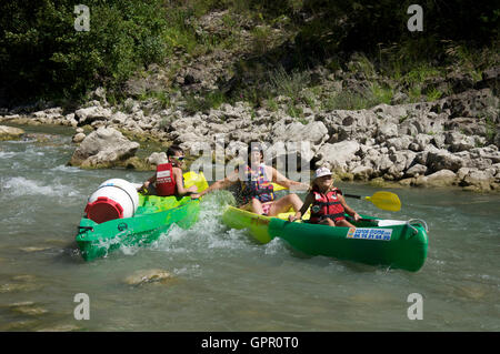 Le tourisme, les loisirs. Une mère et ses deux enfants, Messing sur en canoë, de sortir de la commande vers le bas les eaux turbulentes de la Drôme. La France. Banque D'Images