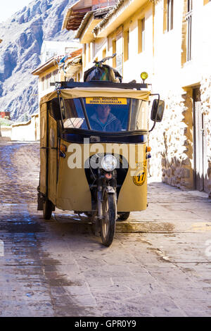 Ollantaytambo, Pérou - 16 mai : moto taxi conduire sur une route principale à Ollantaytambo. 16 mai 2016, le Pérou Ollantaytambo. Banque D'Images