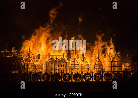 Londres, Royaume-Uni. 4 septembre 2016. Londres 1666, un 120 mètres de long, sculpture du 17e siècle ville de Londres a été incendiée dans un récit dramatique de l'histoire du Grand Incendie de Londres le dimanche soir. Une collaboration entre l'artiste américain 'brûler' David Best et l'artichaut, le projet a impliqué des mois de travail et de participation avec les écoles locales et les jeunes londoniens. L'événement faisait partie de la London's Burning festival produit par l'artichaut, qui commémore le grand incendie de Londres (30 août - 4 septembre) Banque D'Images