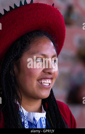 Chinchero Pérou - 18 mai : Portrait d'un jeune autochtone cusquena femme portant des vêtements traditionnels. 18 mai 2016, le Pérou Chinchero. Banque D'Images