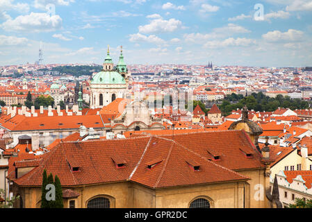Vue aérienne de la vieille ville de Prague avec dômes d'églises, clocher de l'Ancien hôtel de ville, de la tour poudrière, République Tchèque Banque D'Images