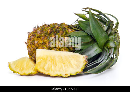 L'ananas frais (également appelé comme Ananas Comosus ananas, Bromeliaceae, pin conifère, nanas tupi) isolé sur fond blanc Banque D'Images