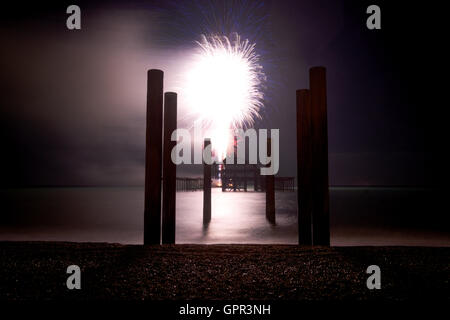 Jetée de l'Ouest, Brighton Beach, photographie prise de nuit, feu d'artifice d'explosions lumineuses derrière pier, pier silhouetté Banque D'Images