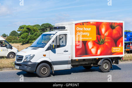 Livraison de nourriture Sainsburys van sur une route en Angleterre, Royaume-Uni. Banque D'Images
