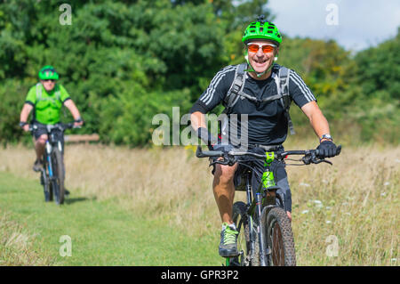 Les cyclistes portant des casques dans la campagne, profitant de la balade sur les South Downs dans le West Sussex, Angleterre, Royaume-Uni. Mode de vie sain. Banque D'Images